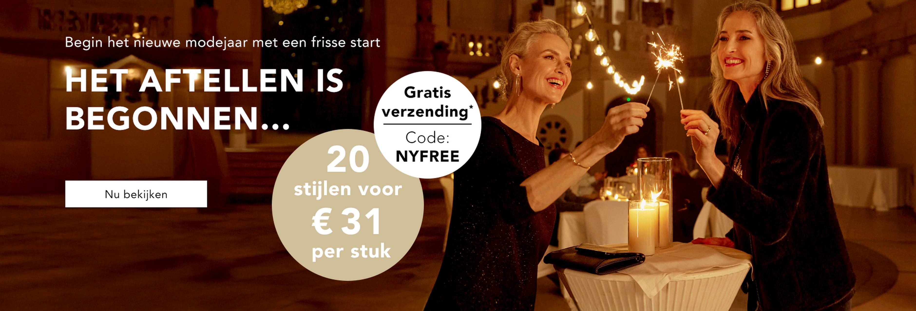 Twee dames zitten gezellig in een kerstsfeer – ontdek mode met een waardebon van € 25