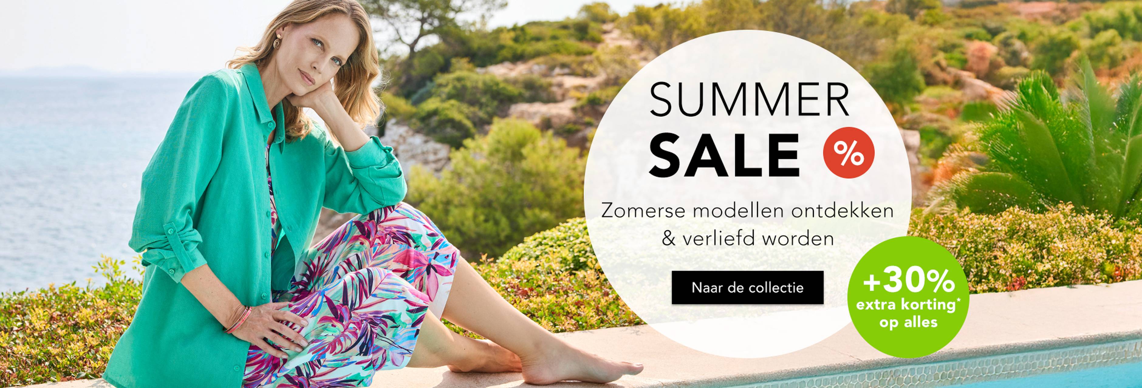 Een vrouw in kleurrijke zomerkleding zit aan de rand van het zwembad, met daaroverheen een tekst die reclame maakt voor een zomeruitverkoop met kortingen tot wel 70%.