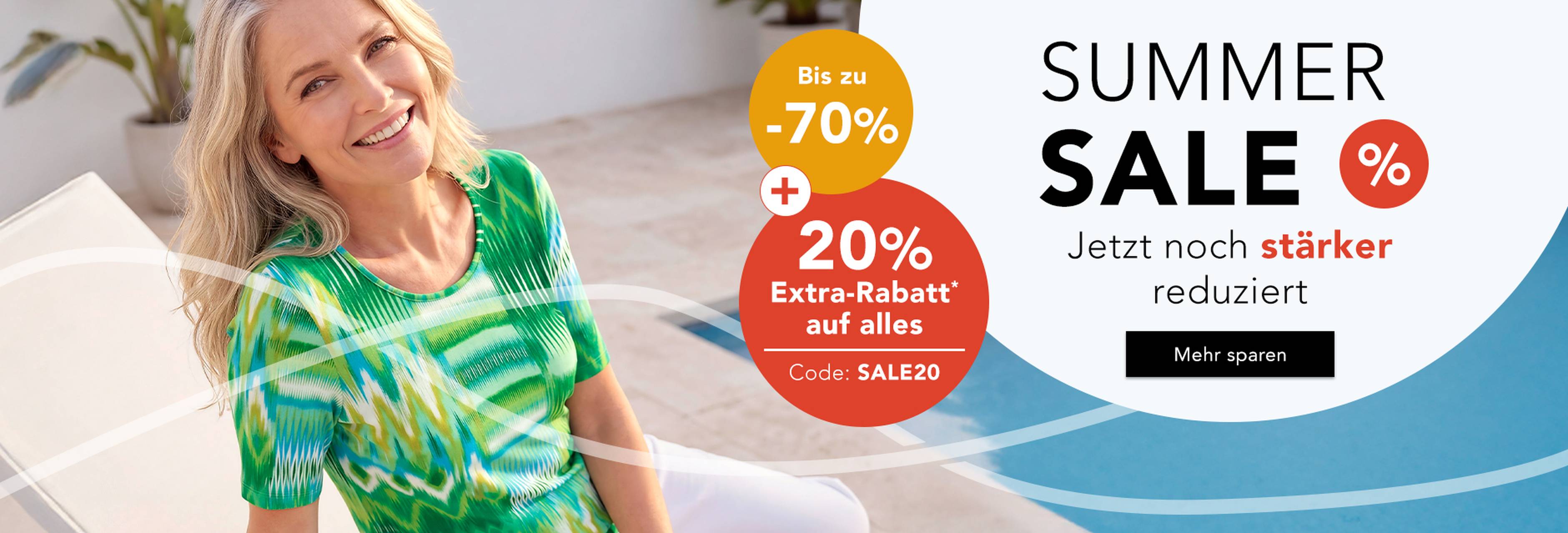 Eine lächelnde Frau in einem grün gemusterten Oberteil am Pool wirbt für einen Sommerschlussverkauf mit bis zu 70 % Rabatt und einem zusätzlichen Rabatt von 20 % bei Verwendung des Codes SALE20.