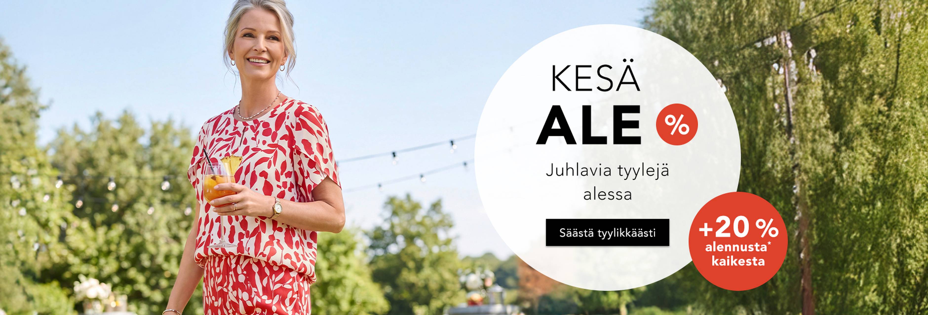  Nainen juhlavassa punavalkoisessa asussa pitämässä juomaa kädessään ulkona. Kesäalennusbannerissa mainitaan jopa 70 %:n alennus.