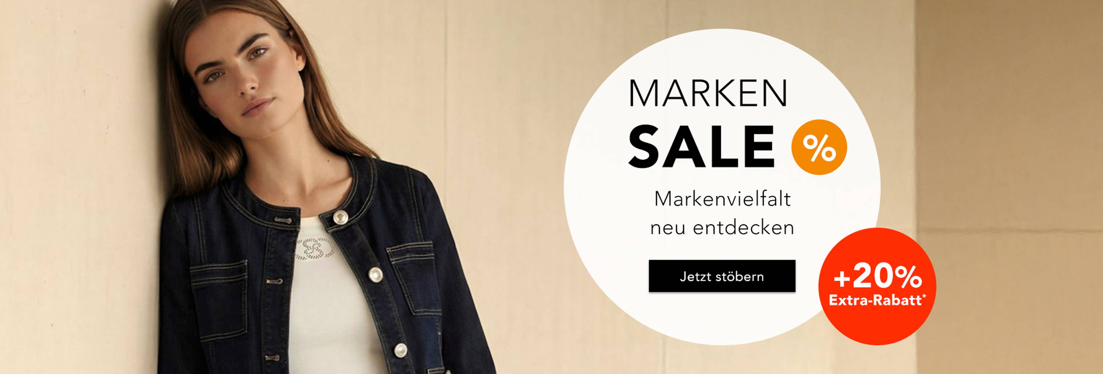 Frau in eleganter dunkler Jacke neben einem Werbetext, der mit 20% Extra-Rabatt auf Sale wirbt, inklusive Markenprodukte. 