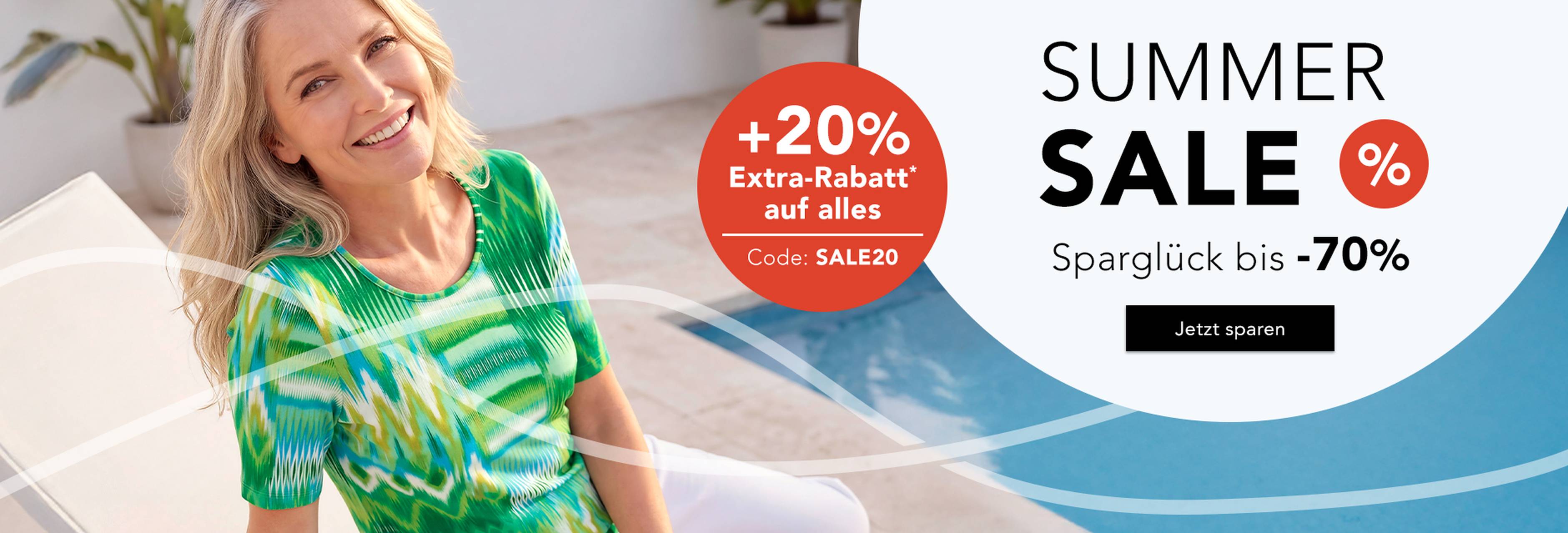 Eine lächelnde Frau in einem grün gemusterten Oberteil am Pool wirbt für einen Sommerschlussverkauf mit bis zu 70 % Rabatt und einem zusätzlichen Rabatt von 20 % bei Verwendung des Codes SALE20.