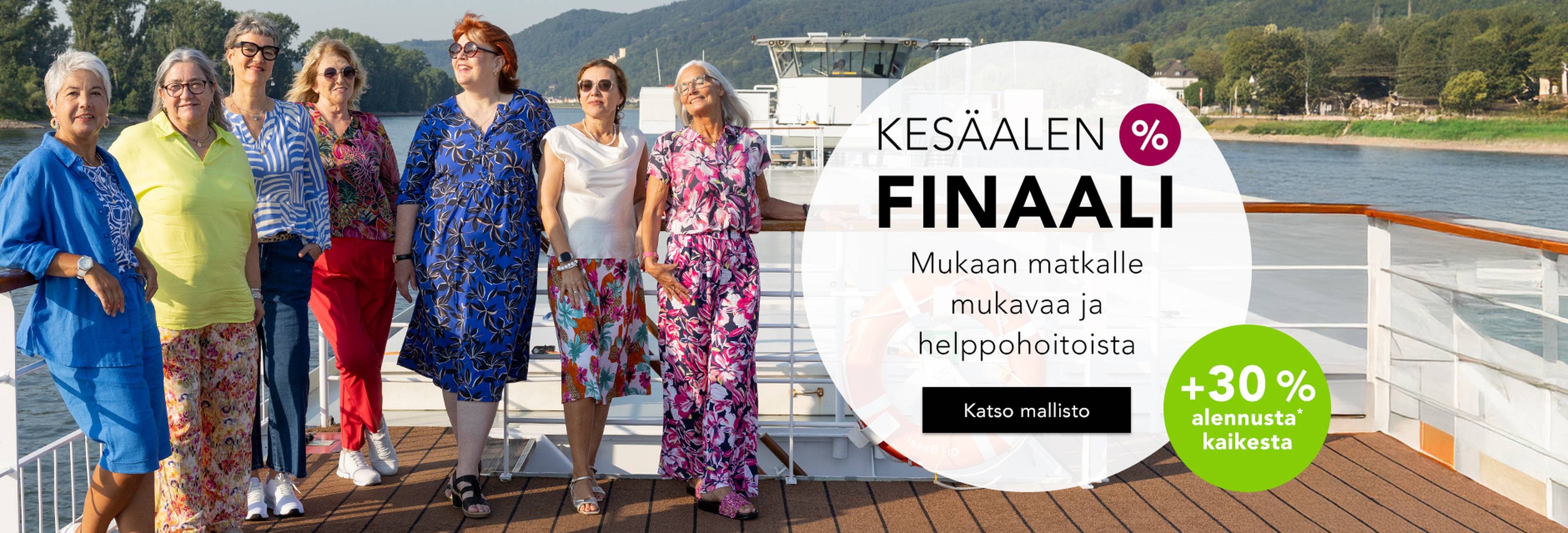  Ryhmä värikkäissä mekkoissa pukeutuneita naisia nauttii aurinkoisesta päivästä risteilyaluksen kannella; taustalla näkyy kauden loppuun liittyvän alennusmyynnin mainosbanneri.