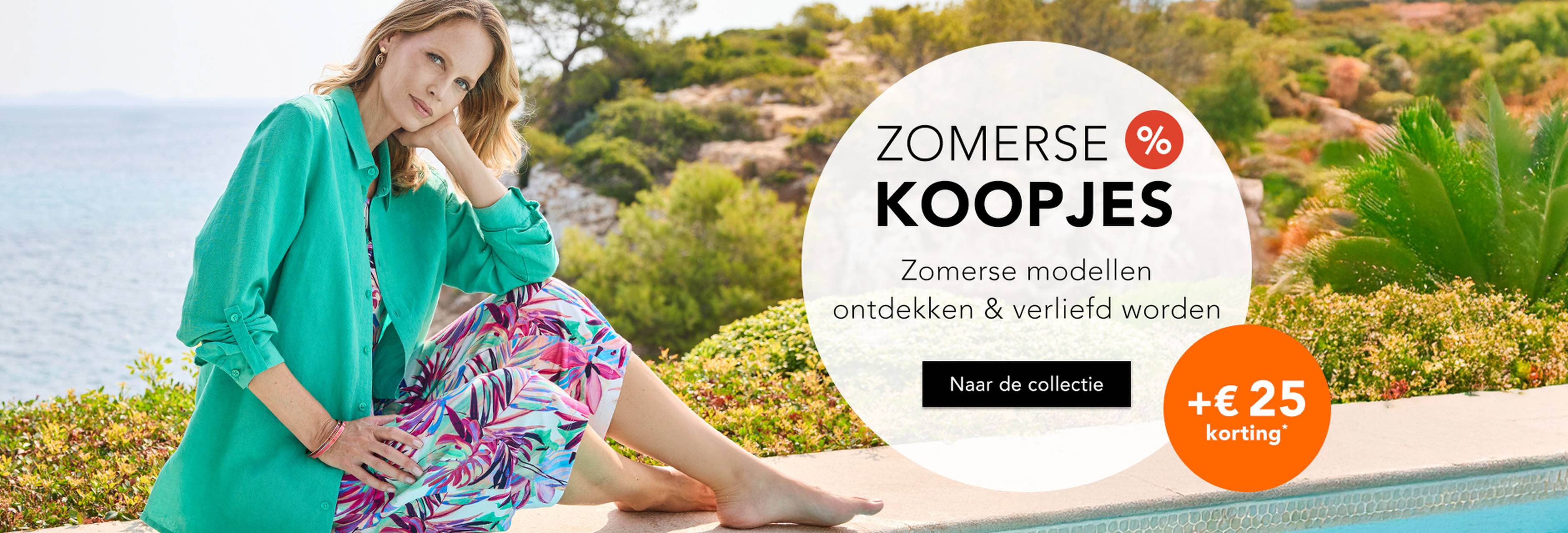  Een vrouw in kleurrijke zomerkleding zit aan de rand van het zwembad, met daaroverheen een tekst die reclame maakt voor een zomeruitverkoop met kortingen tot wel 70%.