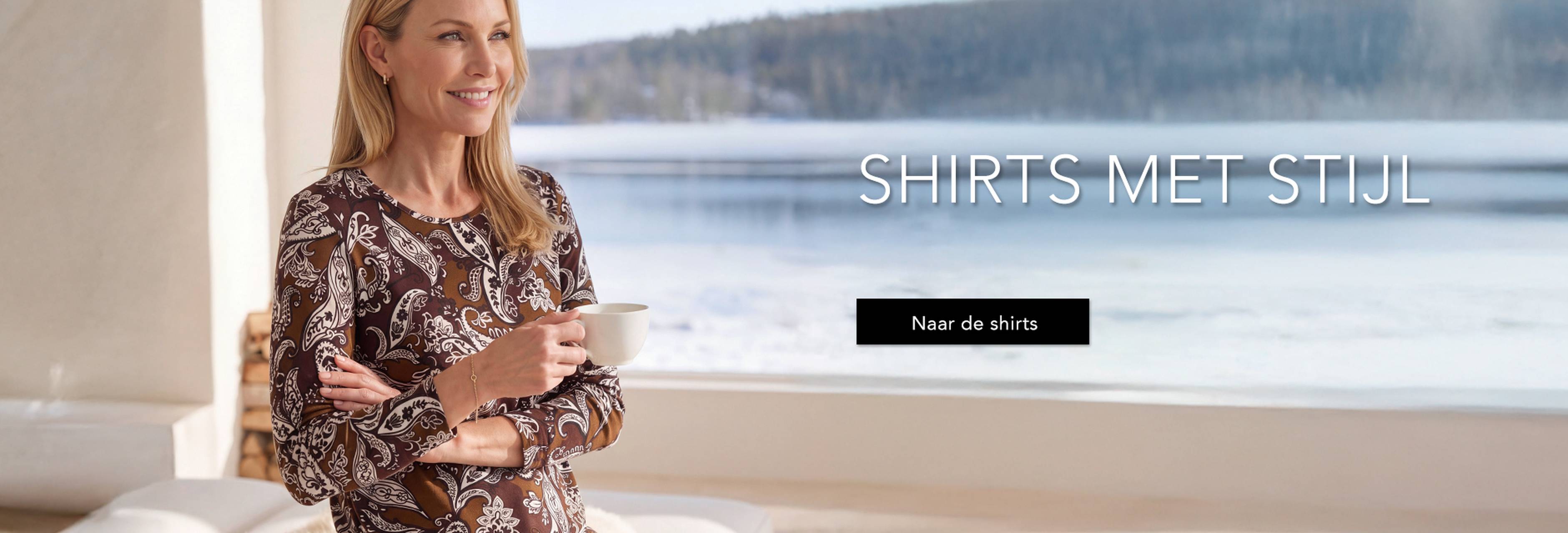 Een vrouw in een stijlvol topje geniet van een kopje koffie met uitzicht op een besneeuwd landschap. Tekst: “Stijlvolle shirts”.