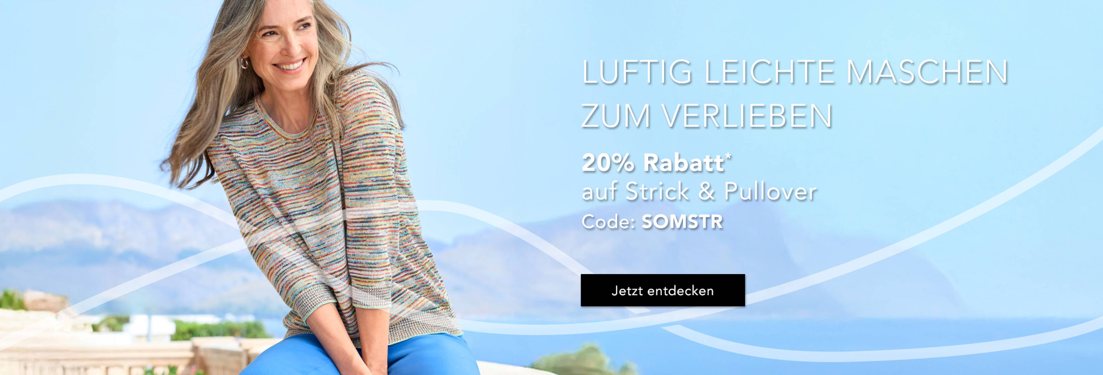 Eine lächelnde Frau in einem hellen Strickpullover vor dem Hintergrund einer ruhigen Berg- und Meereslandschaft. Der Text enthält einen Rabattcode für 20 % auf Pullover.