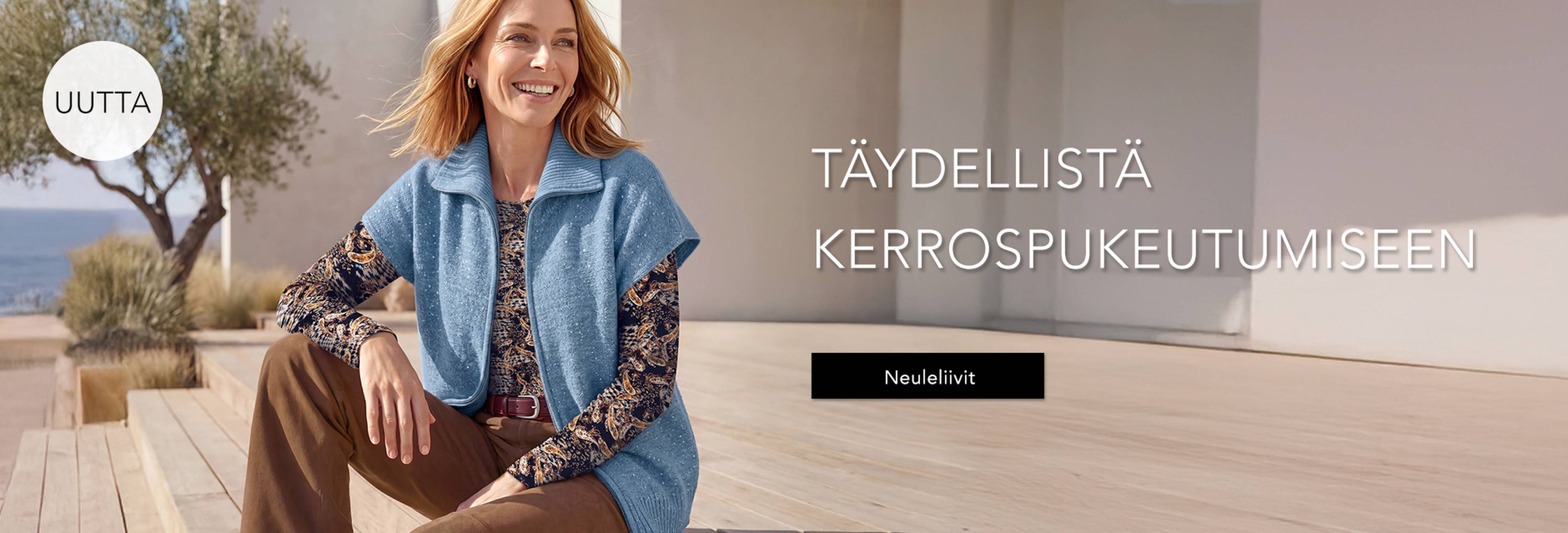 Nainen, jolla on kerrospukeutuminen, istuu ulkona hymyillen. Tekstissä lukee ”Täydellinen kerrospukeutumiseen” ja ”Neuleet”. Aurinkoinen päivä ja moderni ympäristö.