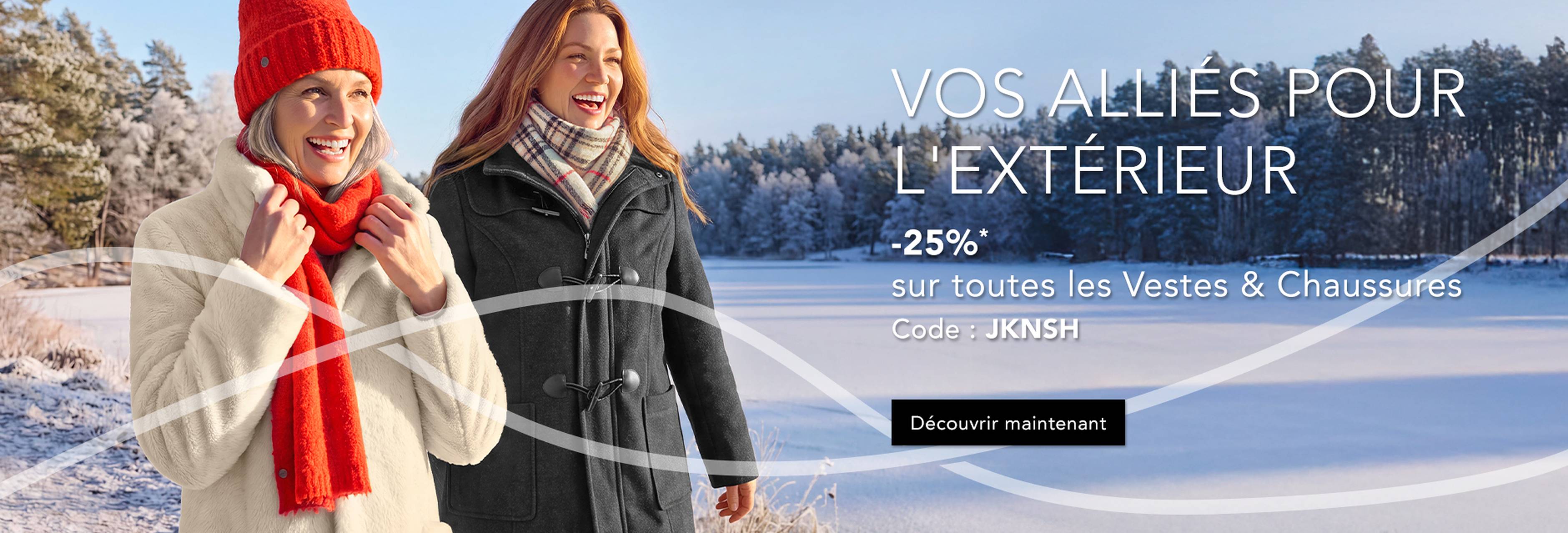Deux femmes en tenue d'hiver profitent d'une journée d'hiver ensoleillée en plein air. Le texte publicitaire fait référence à une promotion offrant 20 % de réduction sur les vestes et les chaussures.