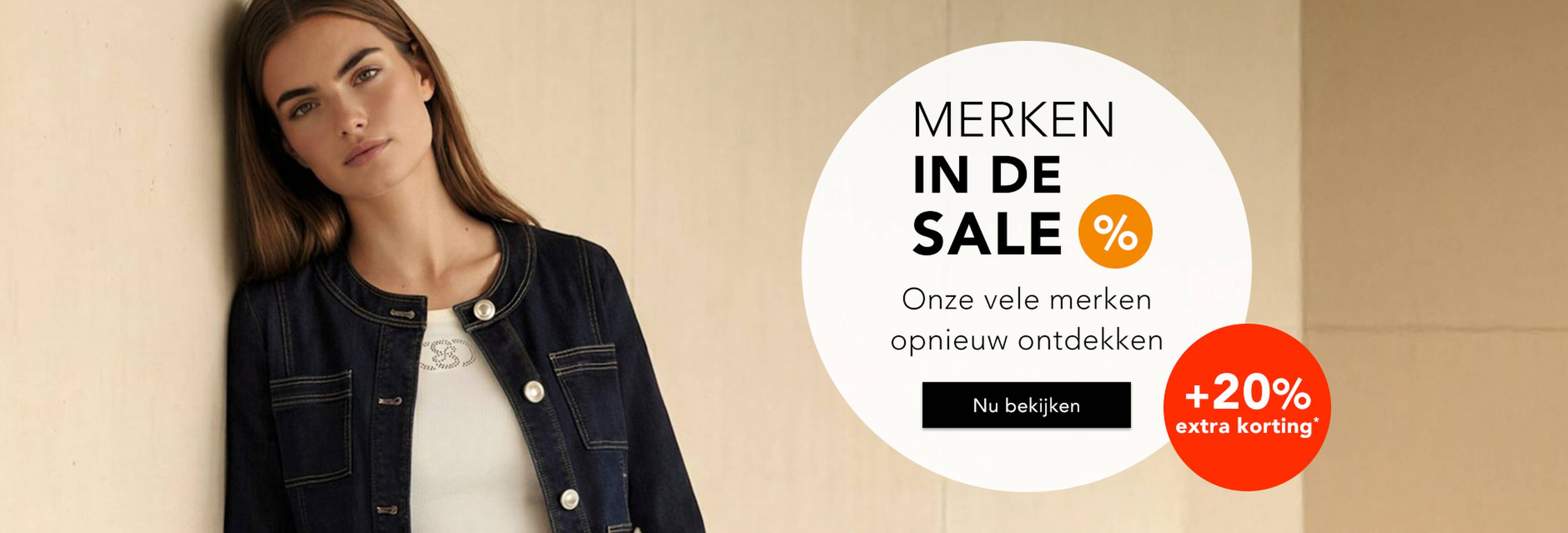 Een vrouw in een elegant donker jasje naast een reclametekst waarin 20% extra korting op de uitverkoop wordt aangeprezen, inclusief merkproducten.
