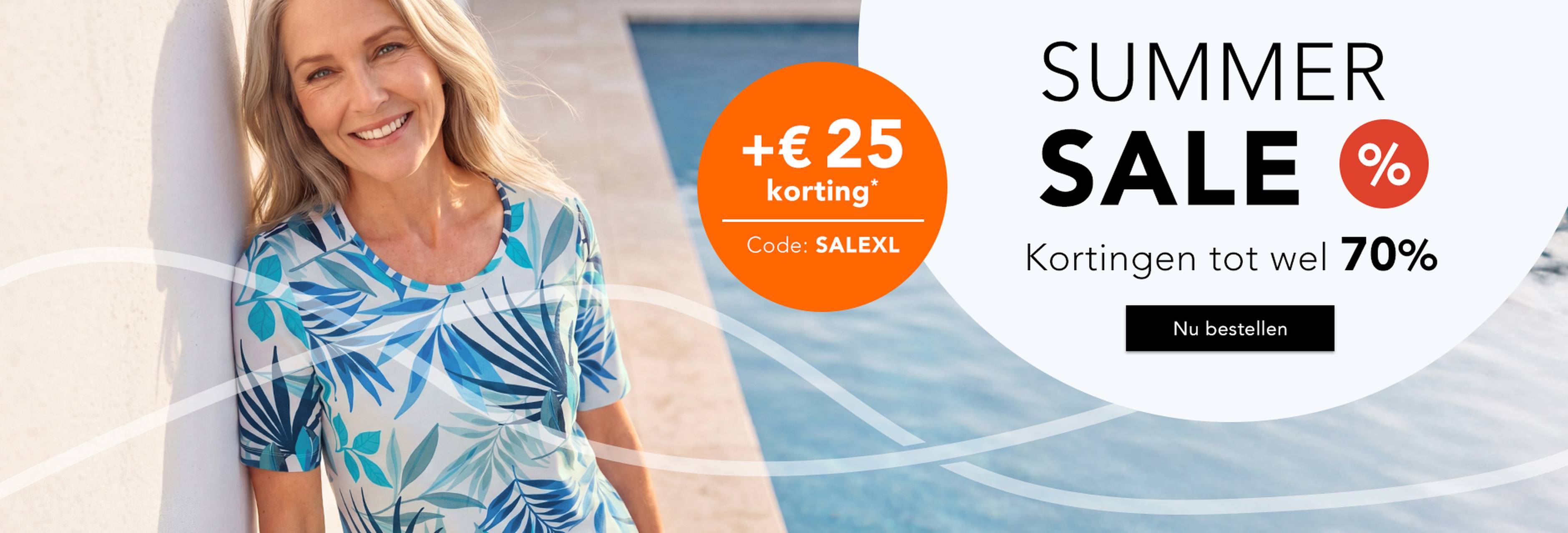  Een vrouw in een blauwe jurk met patroon die glimlacht bij een zwembad, met tekst waarin een zomeruitverkoop met kortingen tot 70% en een kortingsaanbieding worden aangekondigd.