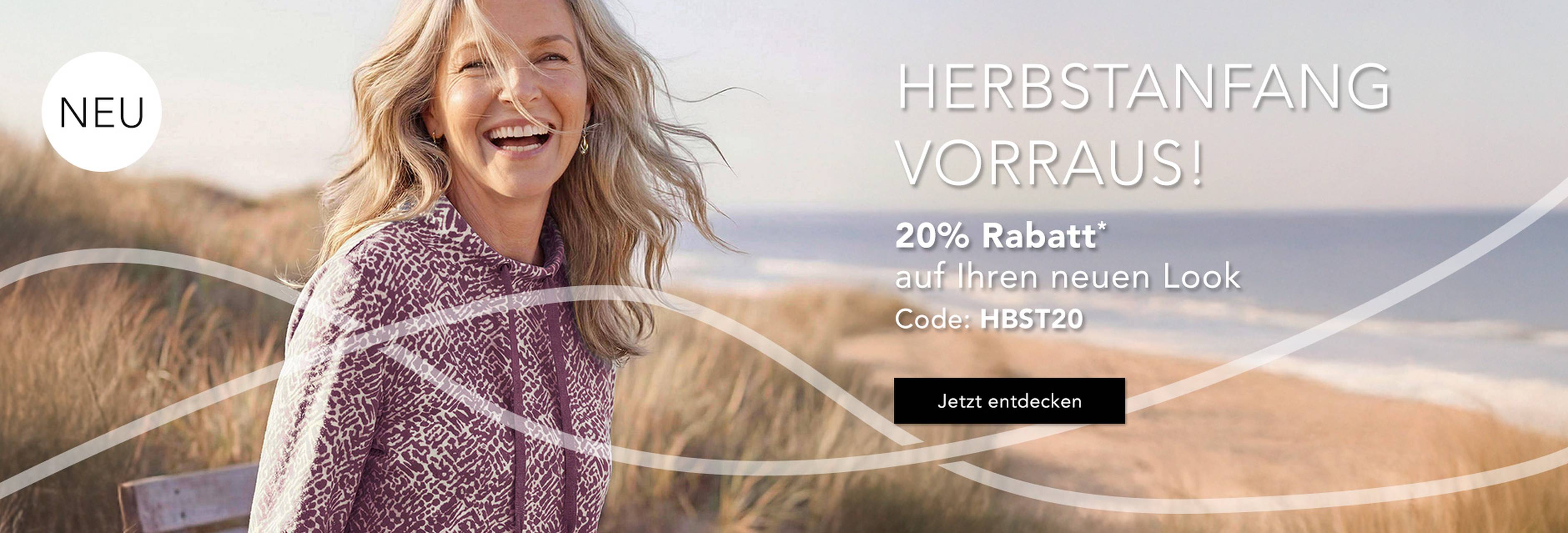 Lächelnde Frau in einem kuscheligen Pullover am Strand, dazu ein Text, der für einen Herbstausverkauf mit 20 % Rabatt beim Einsatz eines Aktionscodes wirbt.