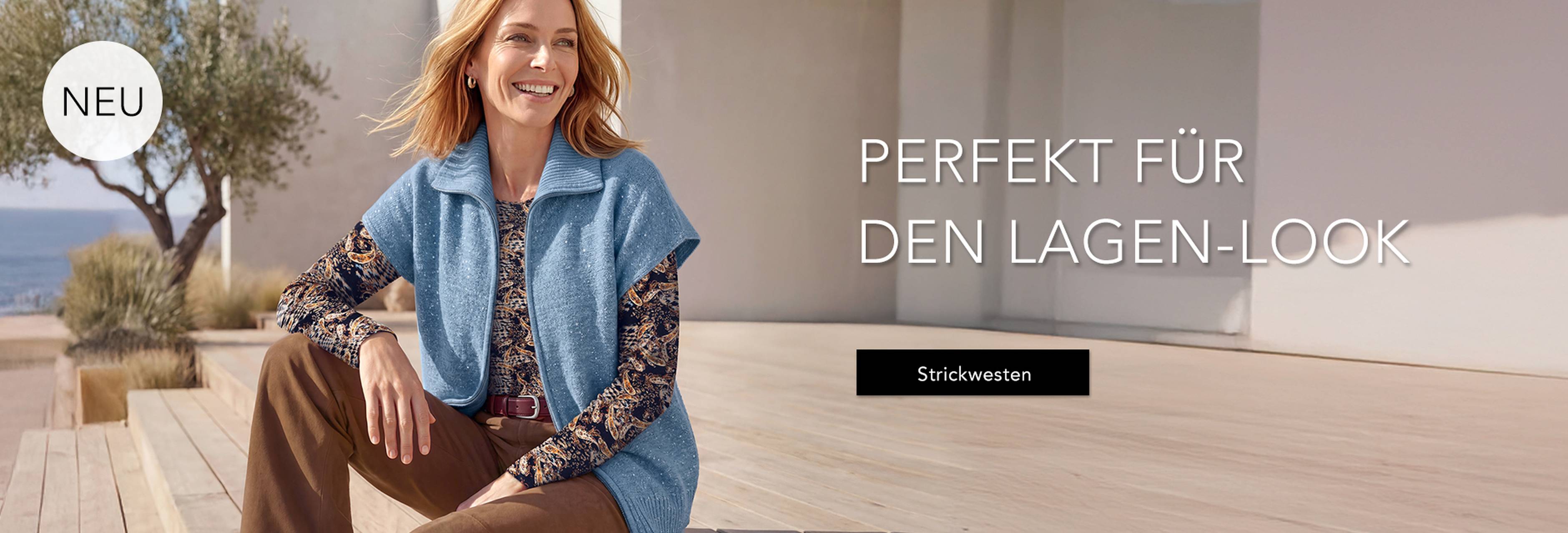  Eine Frau in einem Lagen-Outfit sitzt lächelnd im Freien. Der Text lautet: „Perfekt für den Lagen-Look“ und „Strickmode“. Sonniger Tag und moderne Kulisse.