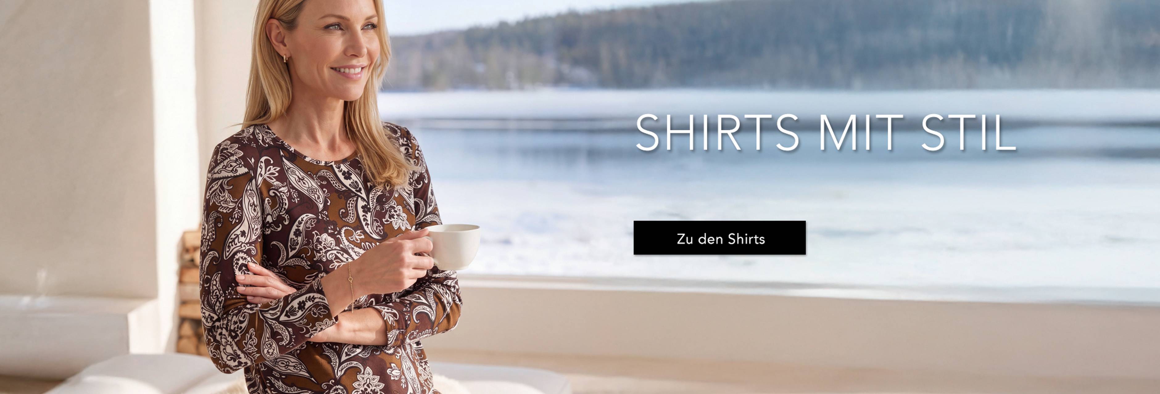 Frau in stilvollem Oberteil genießt Kaffee mit Blick auf verschneite Landschaft. Text: "Shirts mit Stil".