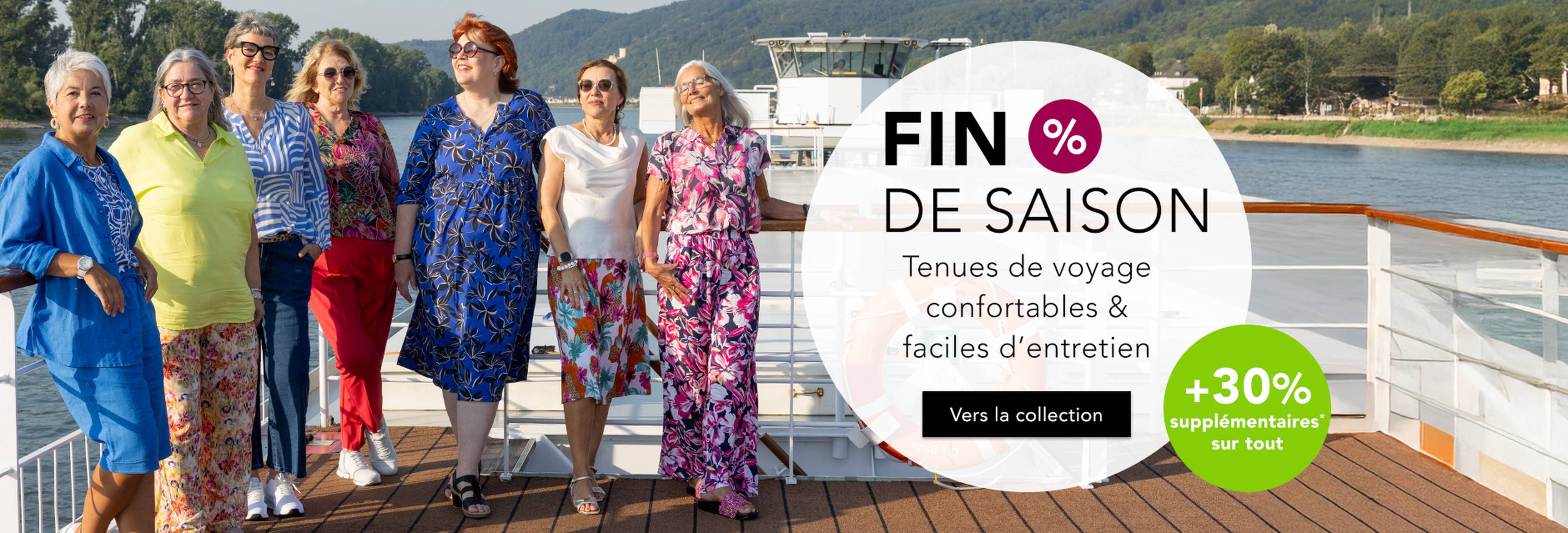  Un groupe de femmes vêtues de robes colorées profitant d'une journée ensoleillée sur le pont d'un bateau de croisière, avec une bannière promotionnelle annonçant les soldes de fin de saison.