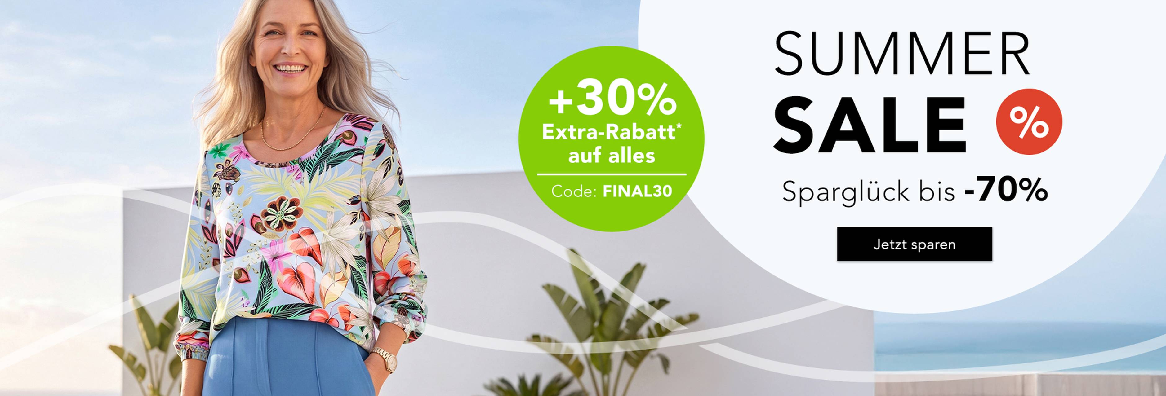  Eine Frau in einem blau gemusterten Kleid lächelt am Pool, daneben steht ein Text, der auf einen Sommerschlussverkauf mit Rabatten von bis zu 70 % und ein Sonderangebot hinweist.