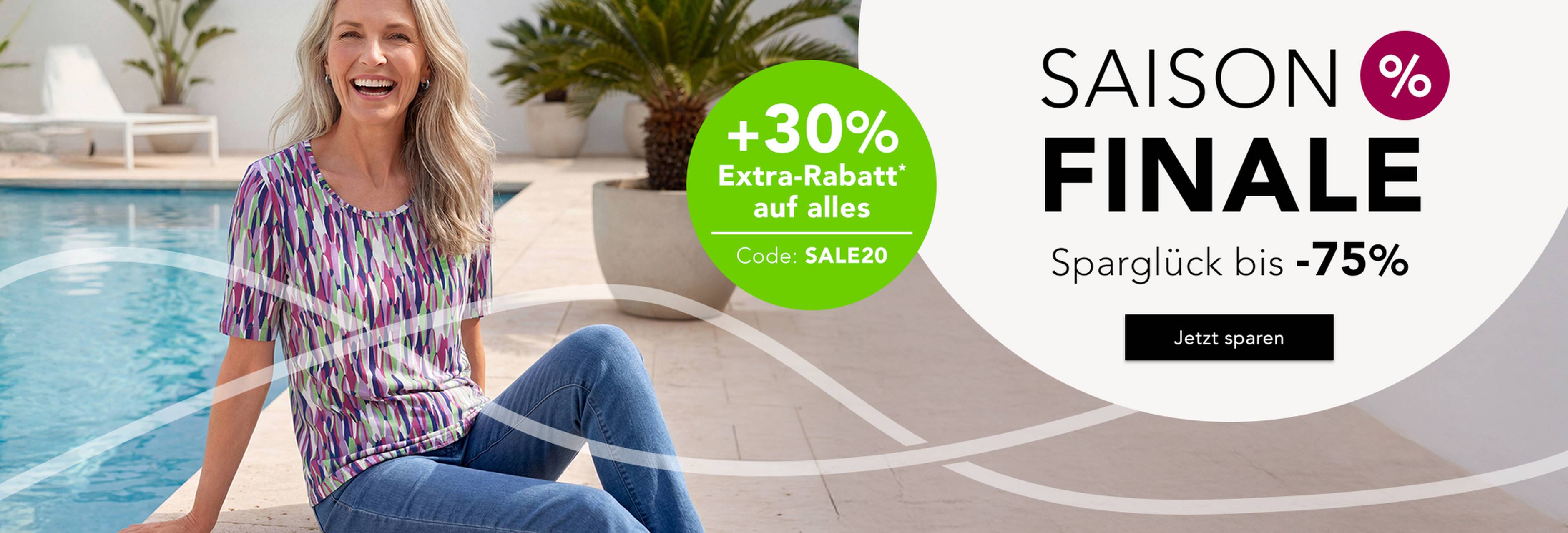  Eine Frau lächelt am Pool und trägt ein buntes Oberteil und Jeans. Text: „Saisonfinale“, Rabatte von bis zu 75 %, zusätzlich 30 % Rabatt mit Code.