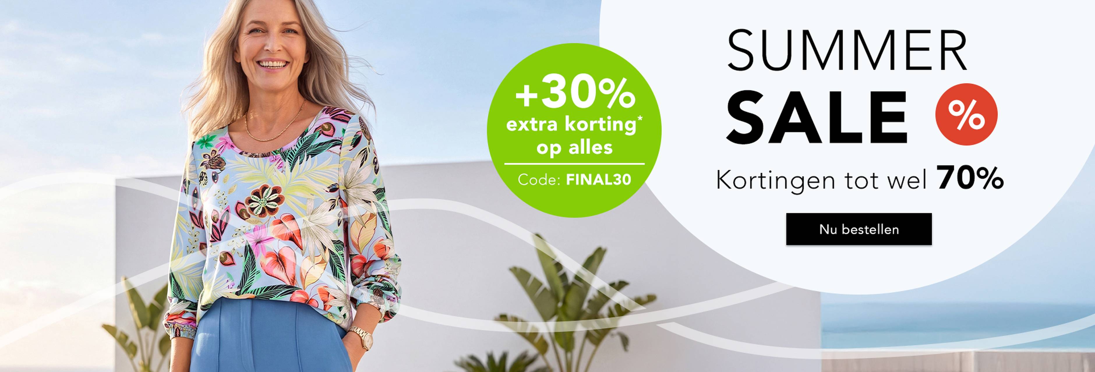  Een vrouw in een blauwe jurk met patroon die glimlacht bij een zwembad, met tekst waarin een zomeruitverkoop met kortingen tot 70% en een kortingsaanbieding worden aangekondigd.