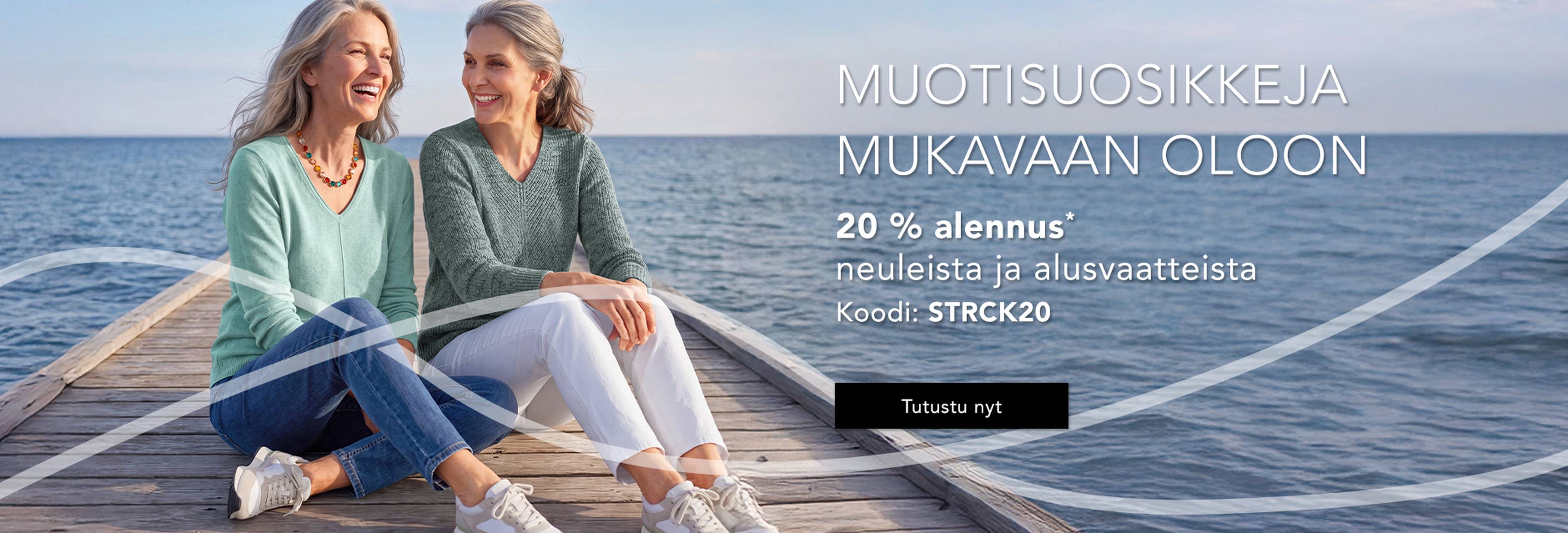 Kaksi hymyilevää naista istuu merenrantalaiturilla, yllään rentoja ja mukavia vaatteita, jotka sopivat viileään säähän. Sivussa oleva teksti mainostaa alennusta neuleista ja alusvaatteista.