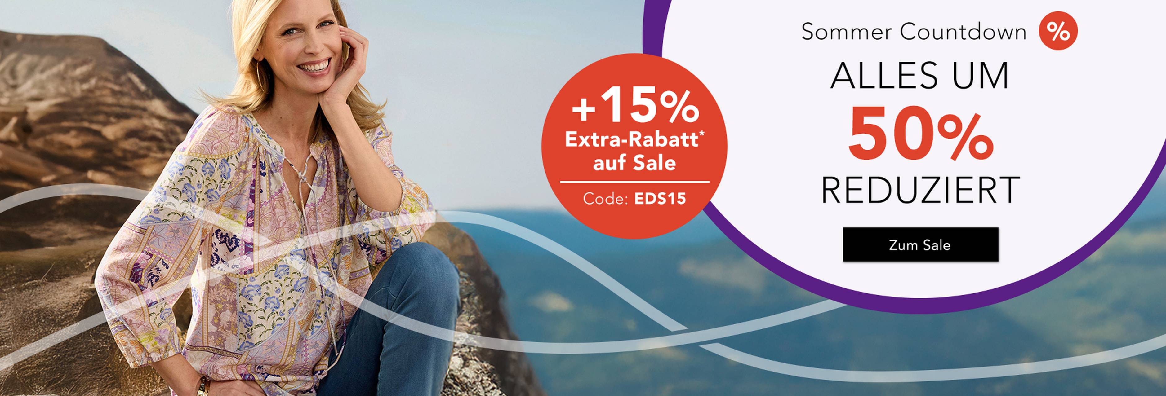  Eine lächelnde Frau in einer bunten Bluse neben einem „Summer Countdown“-Sonderverkaufs-Banner, das 50 % Rabatt und kostenlosen Versand verspricht.