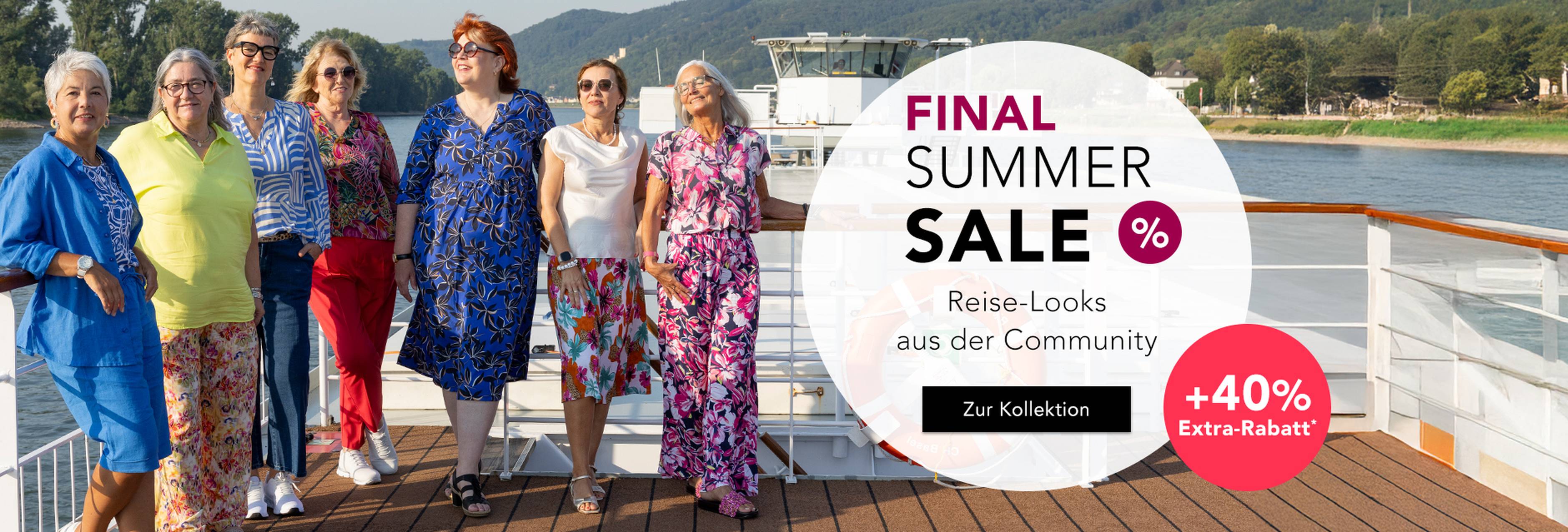  Eine Gruppe von Frauen in bunten Kleidern genießt einen sonnigen Tag auf dem Deck eines Kreuzfahrtschiffes, im Hintergrund ist ein Werbebanner für einen Saisonabschluss-Sale zu sehen.
