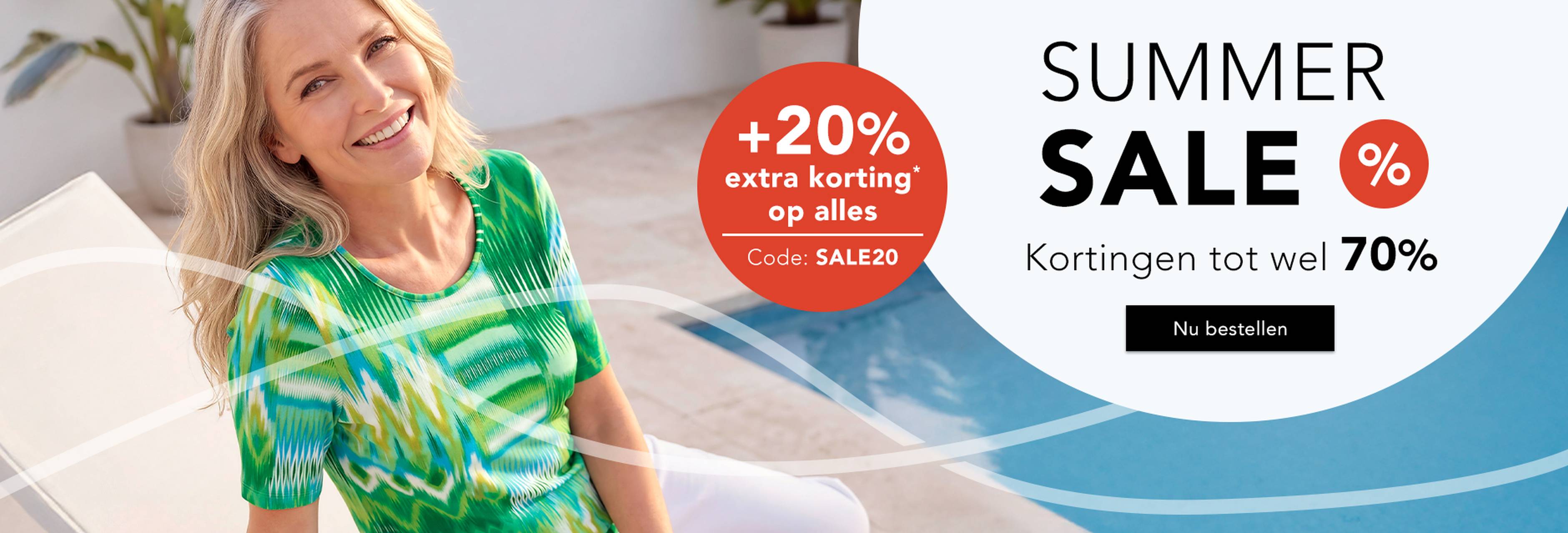  Een glimlachende vrouw in een groene top met patroon staat naast een zwembad en maakt reclame voor een zomeruitverkoop met kortingen tot 70% en een extra korting van 20% bij gebruik van de code SALE20.
