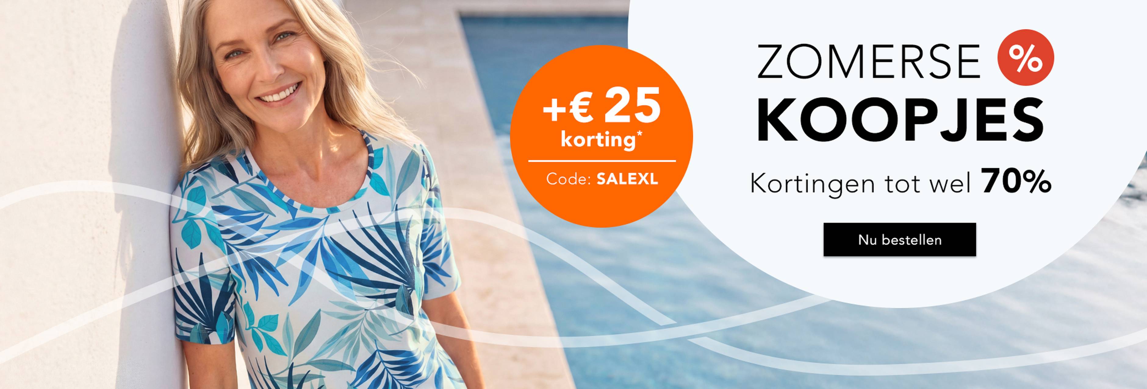  Een glimlachende vrouw in een groene top met patroon staat naast een zwembad en maakt reclame voor een zomeruitverkoop met kortingen tot 70% en een extra korting van 20% bij gebruik van de code SALE20.