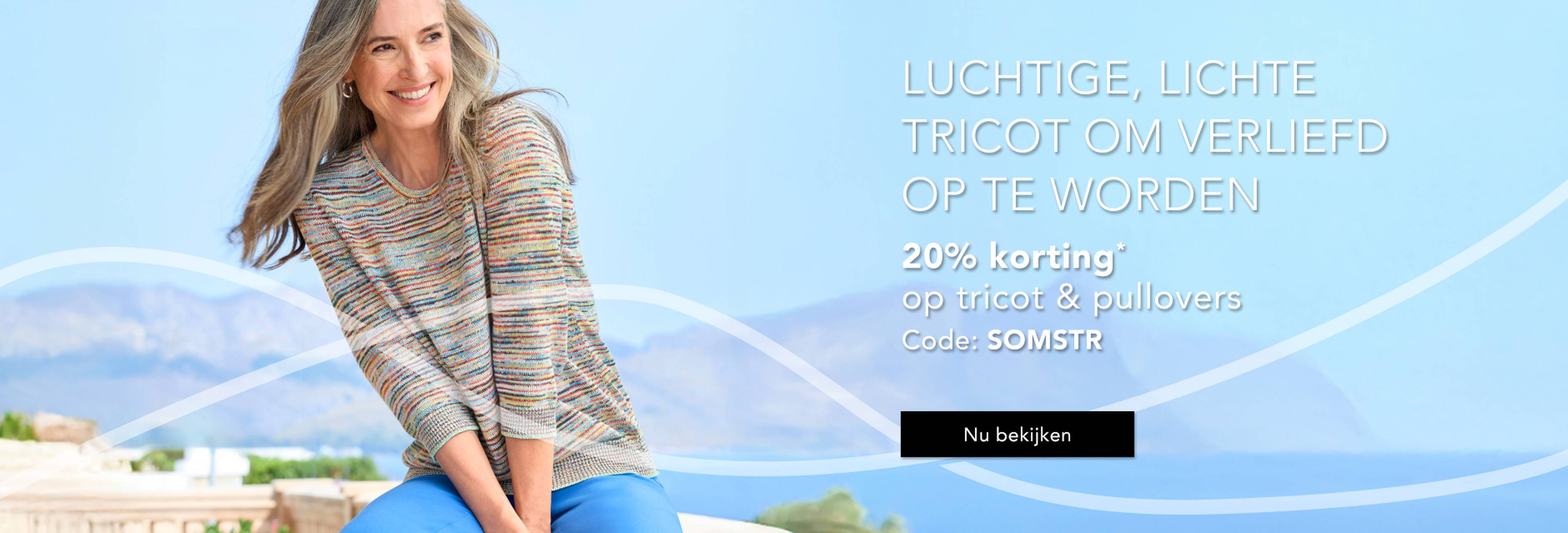  Een glimlachende vrouw in een lichte gebreide trui tegen de achtergrond van een rustig berg- en zeegezicht. De tekst bevat een kortingscode voor 20 % korting op truien.