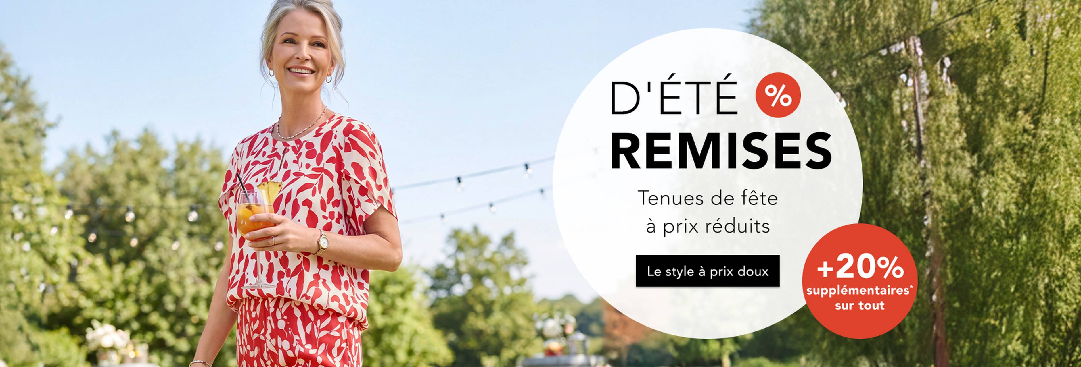  Une femme vêtue d'une tenue festive rouge et blanche, tenant un verre à la main, à l'extérieur. Une bannière annonçant les soldes d'été propose jusqu'à 70 % de réduction.