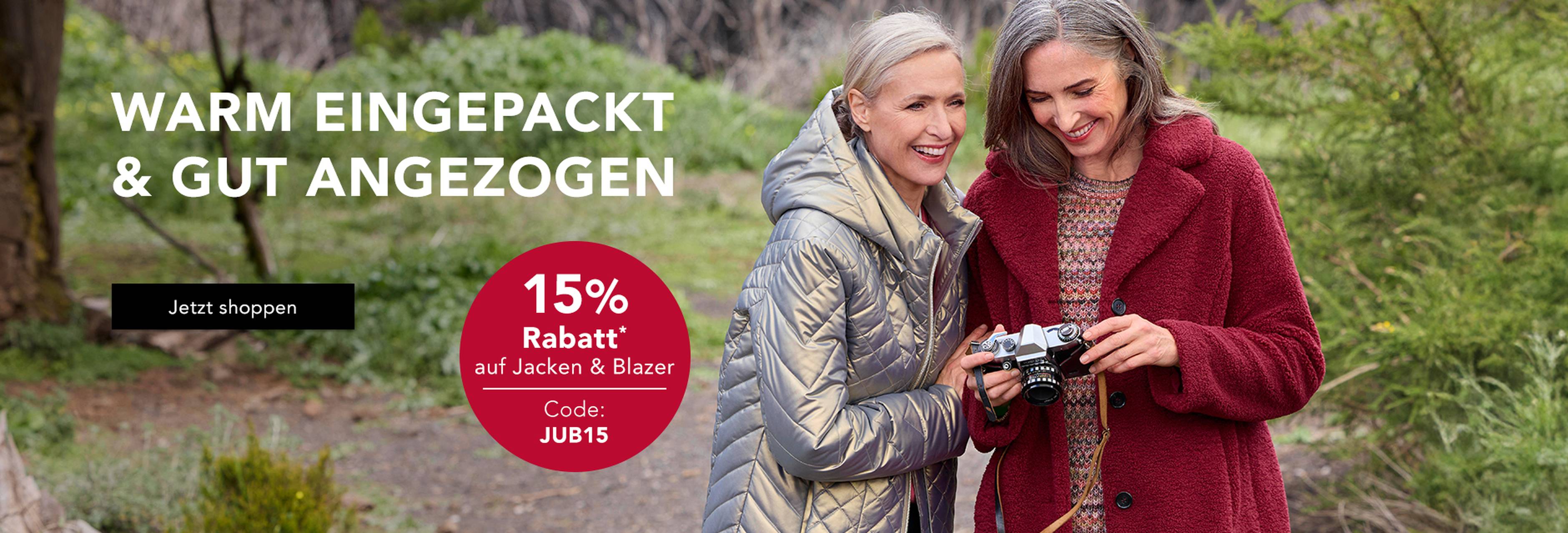 Zwei Frauen am Meer, tragen gestreiften und orangen Pullover