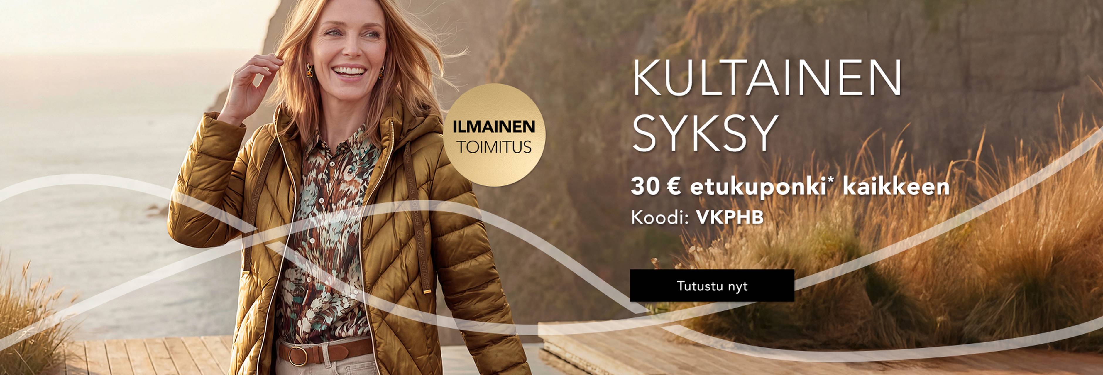Tyylikkäästi syksyisesti pukeutunut nainen hymyilee ulkona takin ja kuviollisen paidan päällä. Teksti: ”Kultainen syksy” ja lahjakorttitarjous.