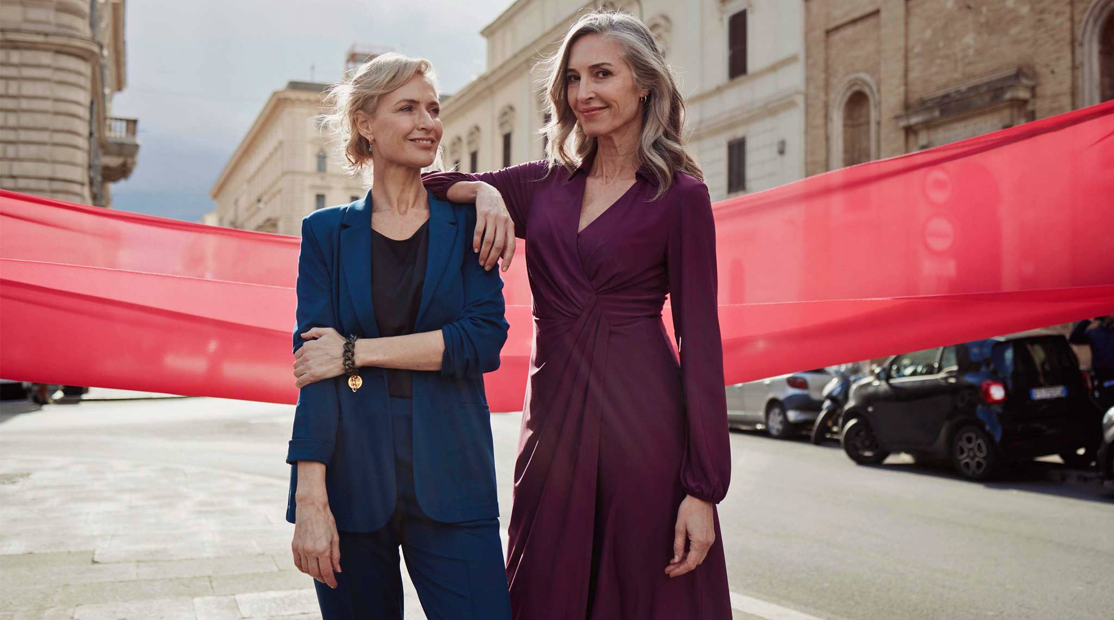 Kaksi naista naisellisissa vaatteissa 