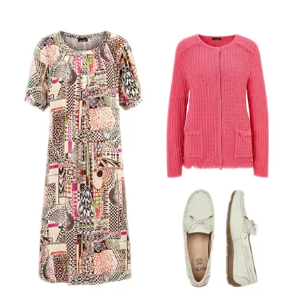Tenue avec une robe boho, un cardigan rose et des loafers assorties