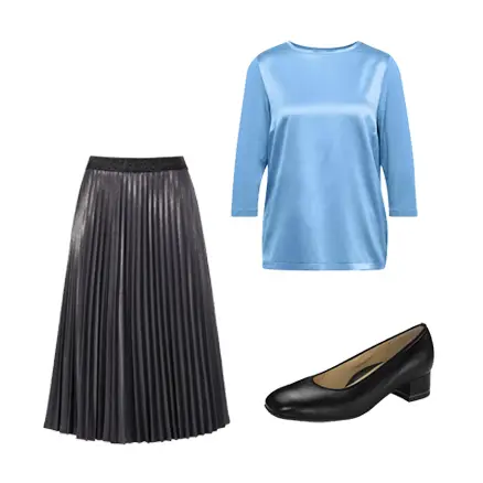 Tenue avec jupe plissée, chemisier en soie et escarpins classiques