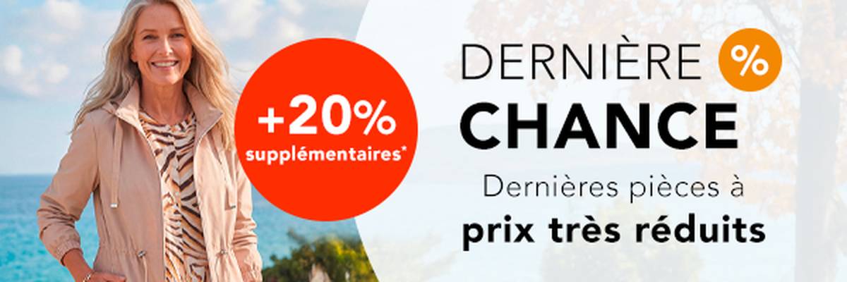 Une femme vêtue d'une tenue élégante de mi-saison sur la plage. Une bannière publicitaire vante la promotion « Dernière chance » avec un code promo offrant 20 % de réduction supplémentaire.