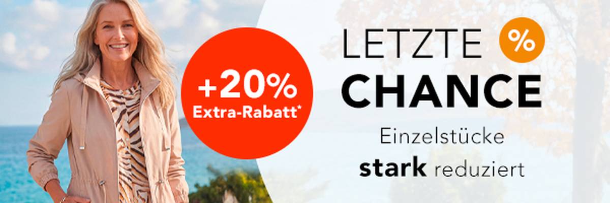 Frau in eleganter Übergangs-Mode am Strand. Banner wirbt für "Letzte Chance" mit 20% Extra Aktionscode.