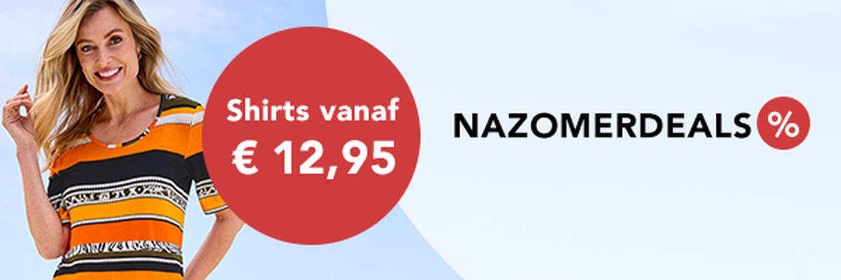Een lachende vrouw in een kleurrijk shirt. De tekst promoot shirts vanaf een lage prijs voor de ‘Nazomeraanbiedingen’.