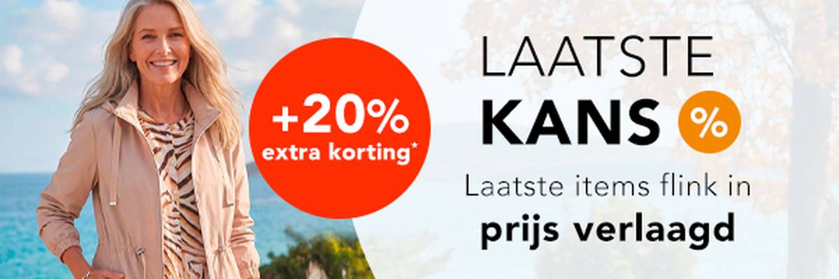 Vrouw in elegante tussenseizoenskleding op het strand. Een banner maakt reclame voor “Laatste kans” met een extra kortingscode van 20%.