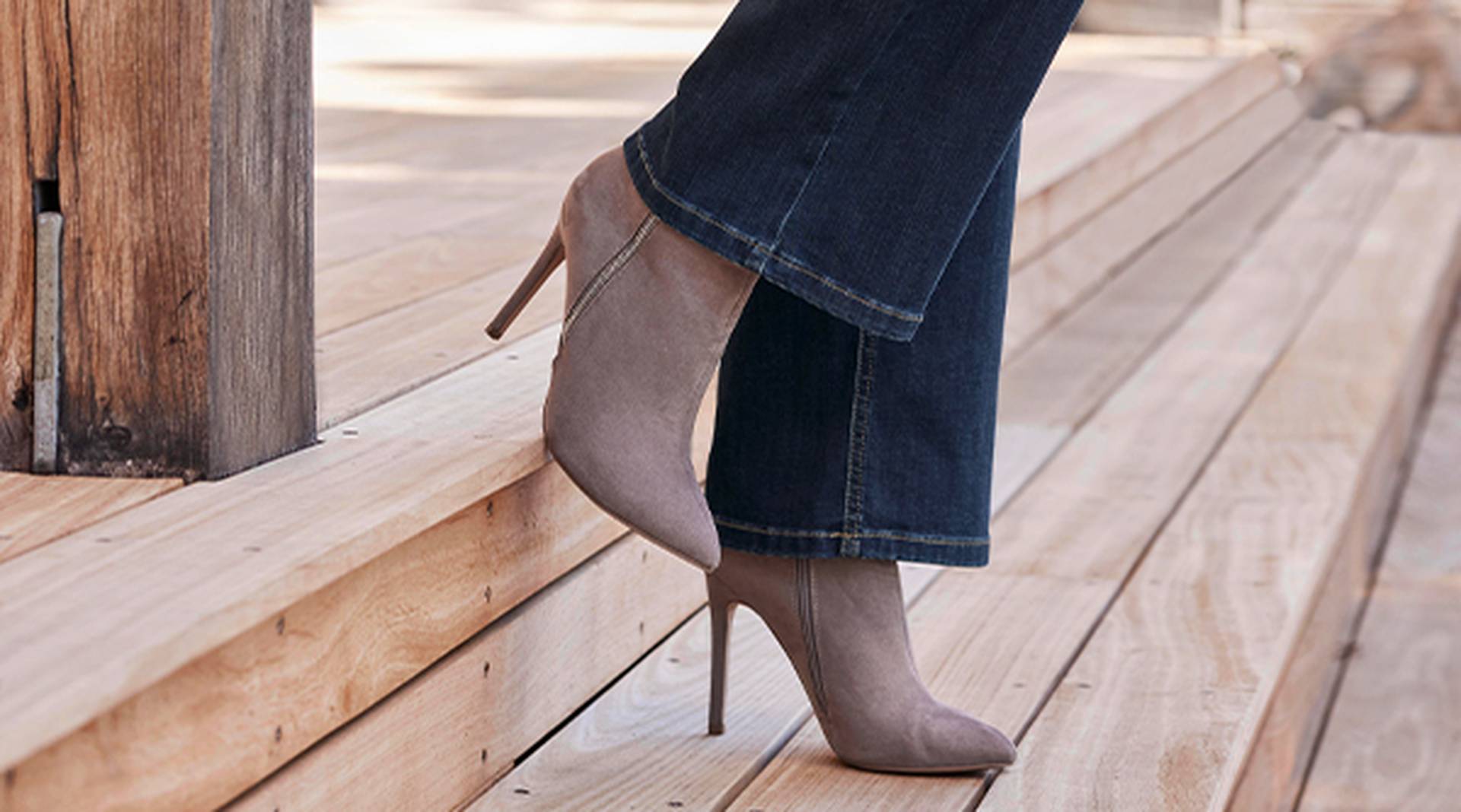 Vers l'article de magazine Pantalon large - Jeans combiné avec des chaussures à talons hauts