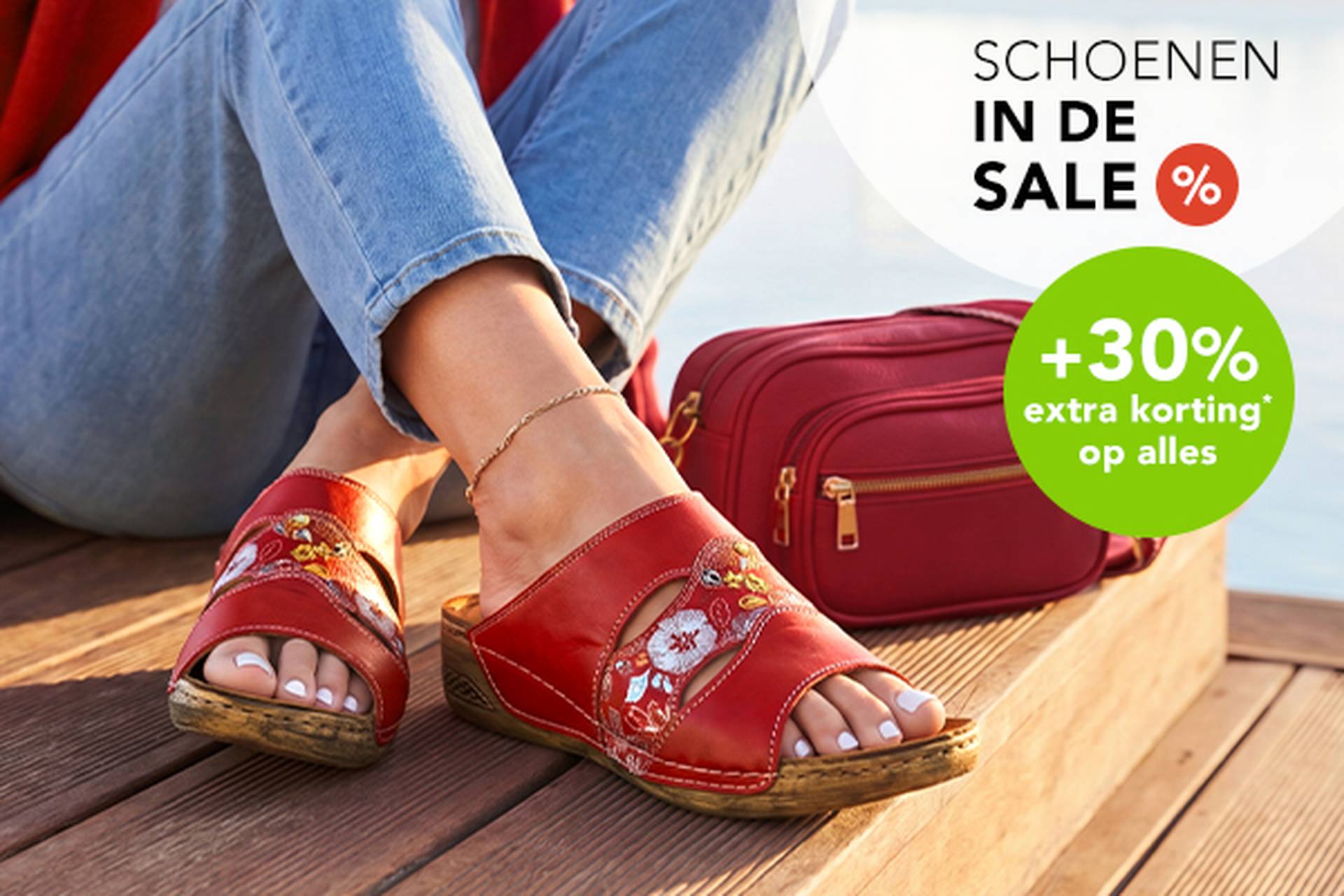  Vrouw met rode sandalen met bloemenprint, zittend naast een rode handtas. Tekst eroverheen: schoenenuitverkoop met kortingen tot 70% en nog eens 20% extra korting.