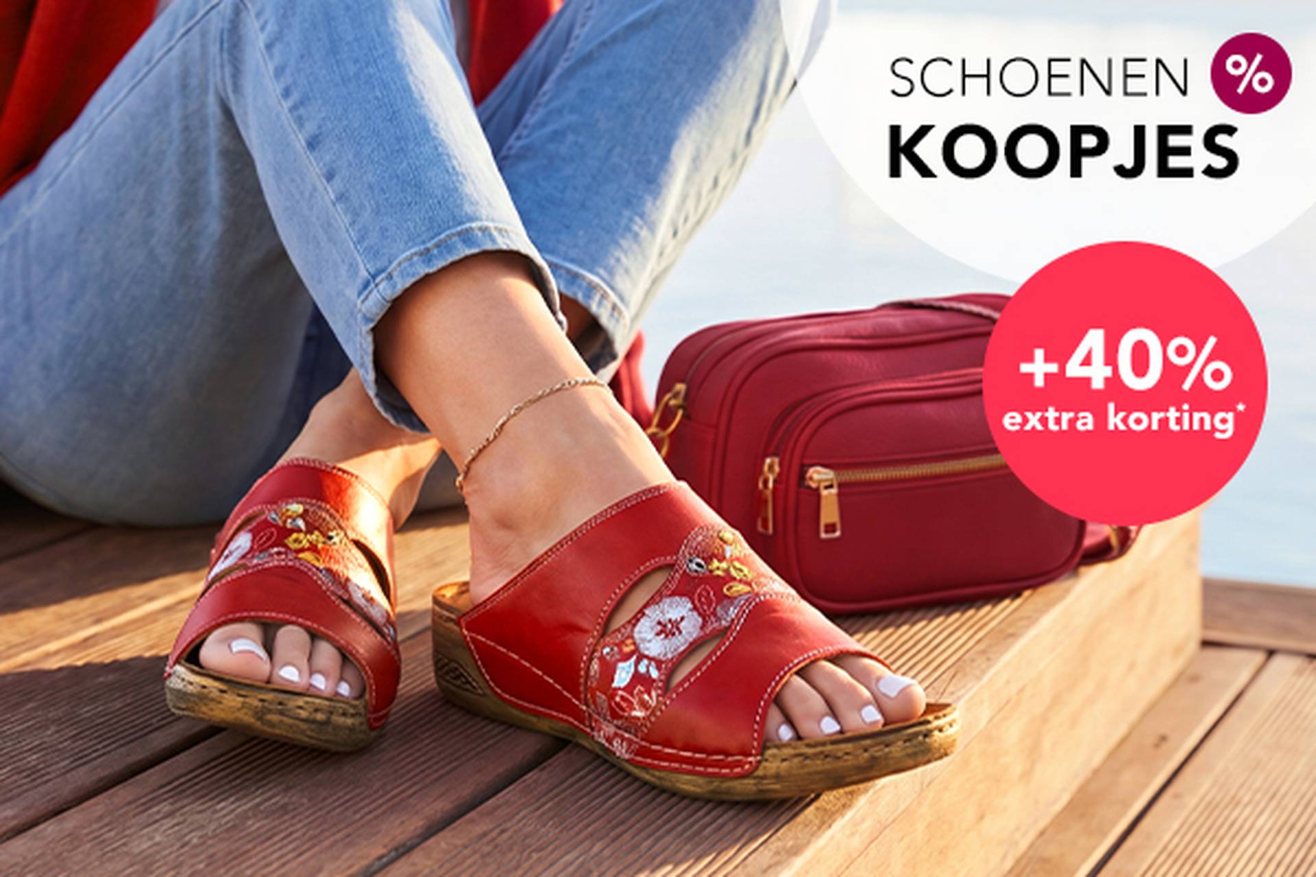  Vrouw met rode sandalen met bloemenprint, zittend naast een rode handtas. Tekst eroverheen: schoenenuitverkoop met kortingen tot 70% en nog eens 20% extra korting.