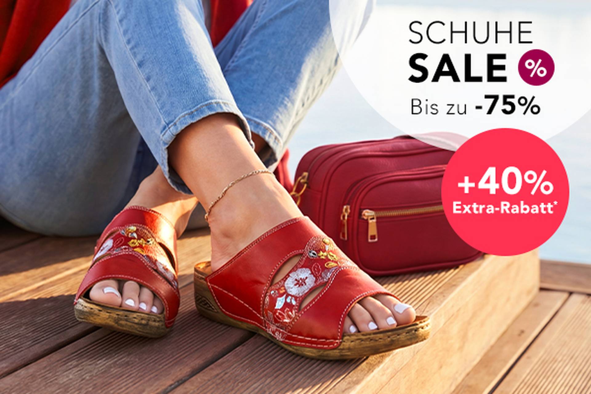  Eine Frau in roten Sandalen mit Blumenmuster sitzt neben einer roten Handtasche. Bildunterschrift: Schuhausverkauf mit bis zu 70 % Rabatt und zusätzlichen 40 % Rabatt.