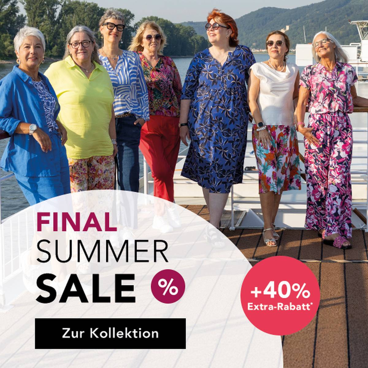  Eine Gruppe von Frauen in bunten Kleidern genießt einen sonnigen Tag auf dem Deck eines Kreuzfahrtschiffes, im Hintergrund ist ein Werbebanner für einen Saisonabschluss-Sale zu sehen.