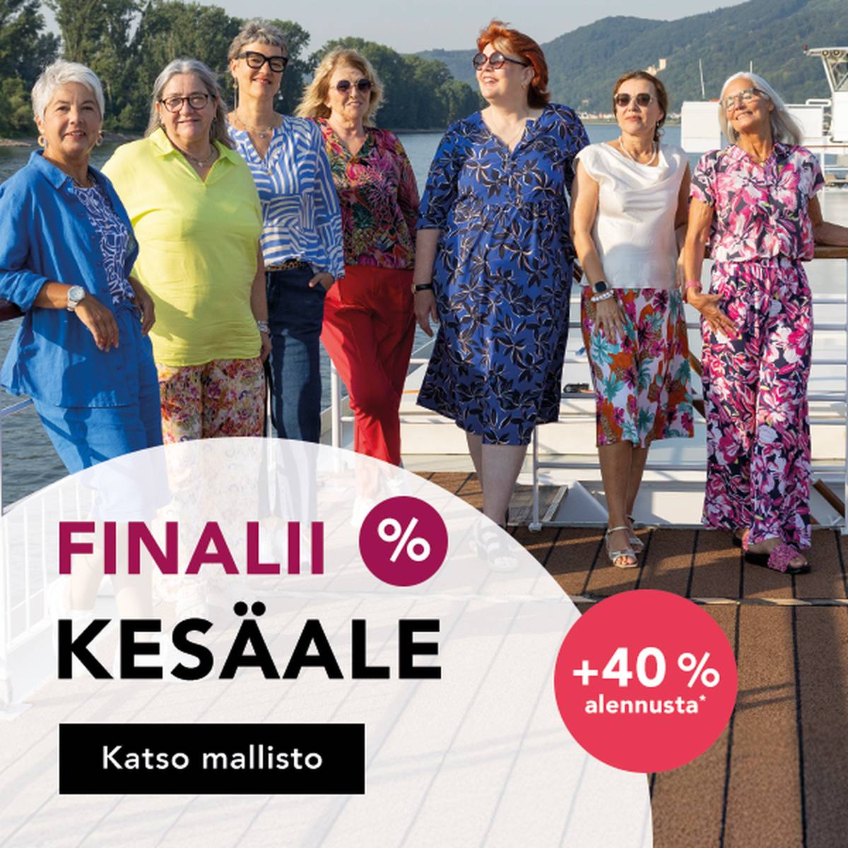 Ryhmä värikkäissä mekkoissa pukeutuneita naisia nauttii aurinkoisesta päivästä risteilyaluksen kannella; taustalla näkyy kauden loppuun liittyvän alennusmyynnin mainosbanneri.