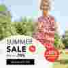  Eine Frau in einem festlichen rot-weißen Outfit, die im Freien ein Getränk in der Hand hält. Ein Sommer-Sonderverkaufs-Banner wirbt mit bis zu 70 % Rabatt.