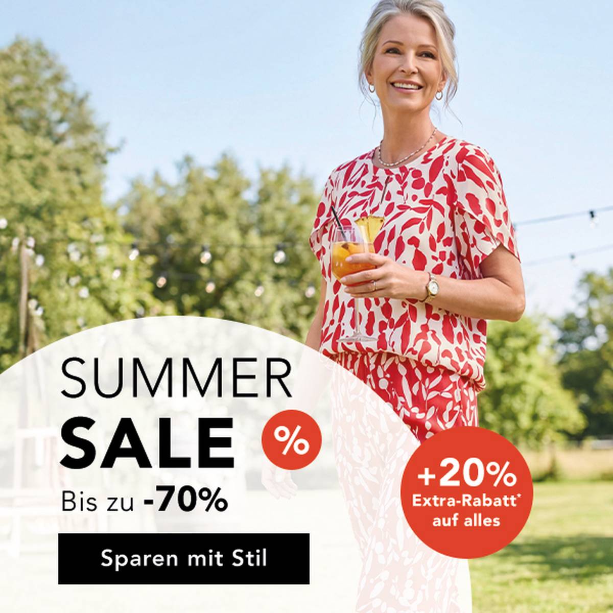  Eine Frau in einem festlichen rot-weißen Outfit, die im Freien ein Getränk in der Hand hält. Ein Sommer-Sonderverkaufs-Banner wirbt mit bis zu 70 % Rabatt.