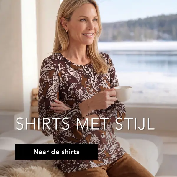 Een vrouw in een stijlvol topje geniet van een kopje koffie met uitzicht op een besneeuwd landschap. Tekst: “Stijlvolle shirts”.