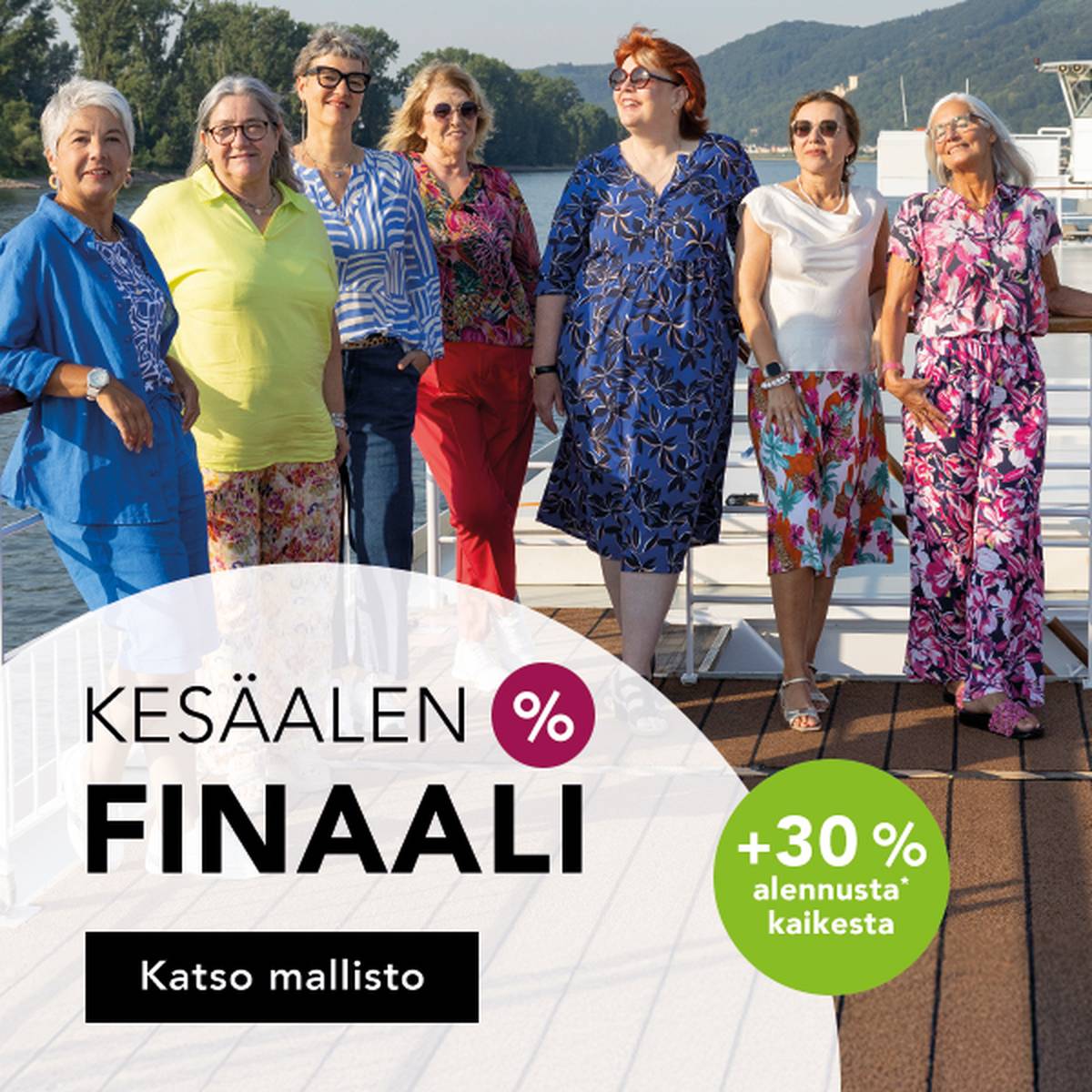  Ryhmä värikkäissä mekkoissa pukeutuneita naisia nauttii aurinkoisesta päivästä risteilyaluksen kannella; taustalla näkyy kauden loppuun liittyvän alennusmyynnin mainosbanneri.