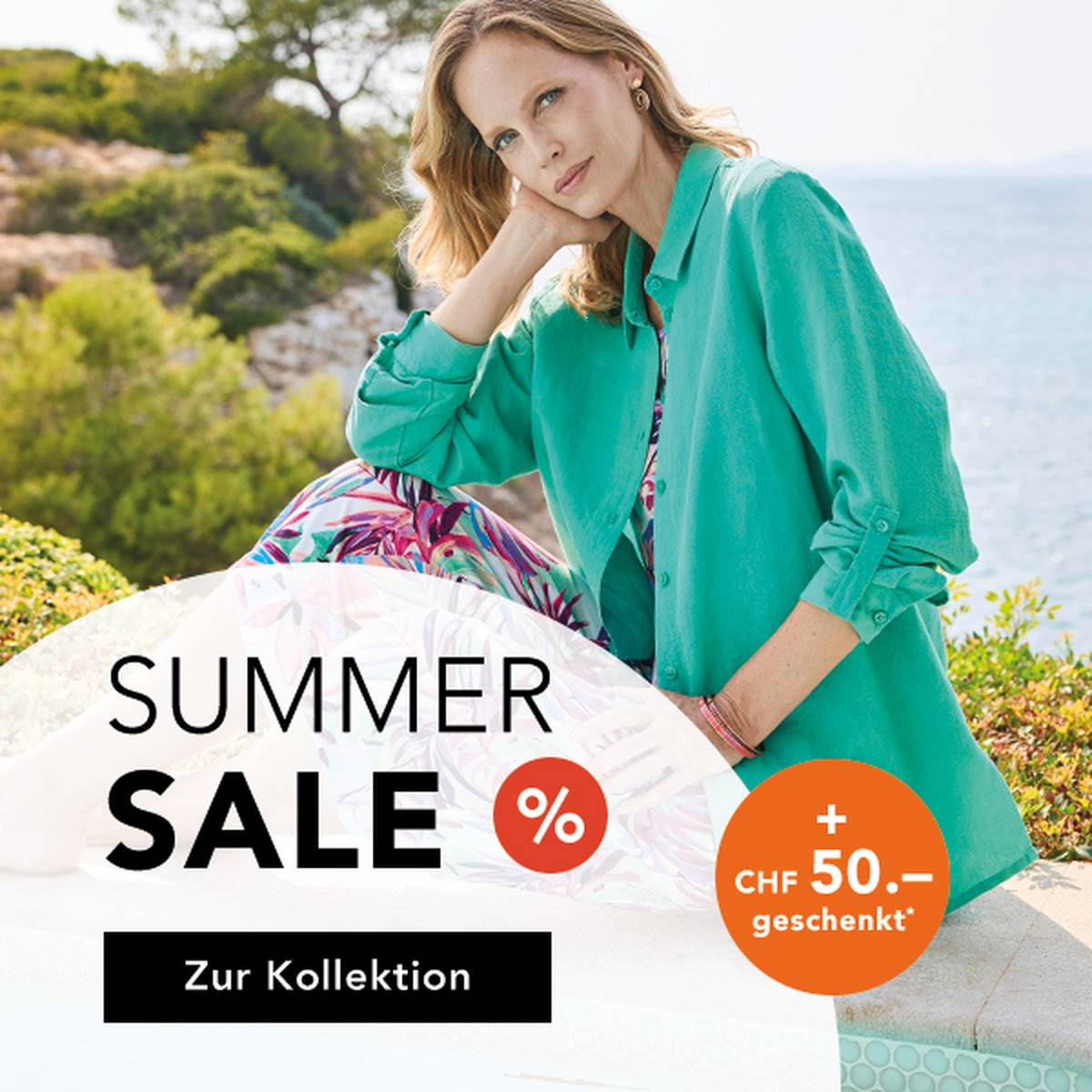  Eine Frau in farbenfroher Sommerkleidung sitzt am Pool, darüber ein Text, der für einen Sommer-Ausverkauf mit Rabatten von bis zu 70 % wirbt.