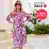  Eine Frau in einemm farbenfrohen Blumenkleid und mit Sonnenbrille, die draußen vor einem grünen Hintergrund steht. Auf dem Bild sind Schilder mit „Sale“-Aufschriften zu sehen.
