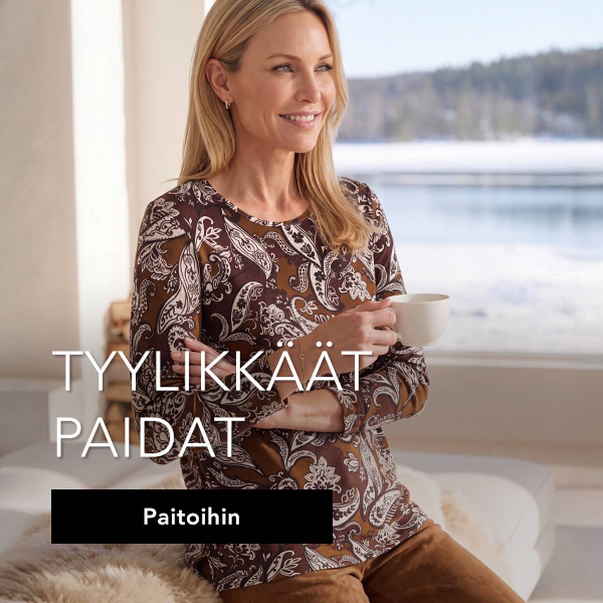 Tyylikkäässä yläosassa oleva nainen nauttii kahvia lumisen maiseman äärellä. Teksti: ”Tyylikkäät paidat”.